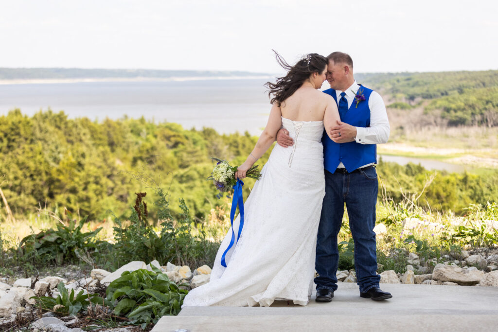 bride-and-groom-portraits-at-tuttle-creek-lake