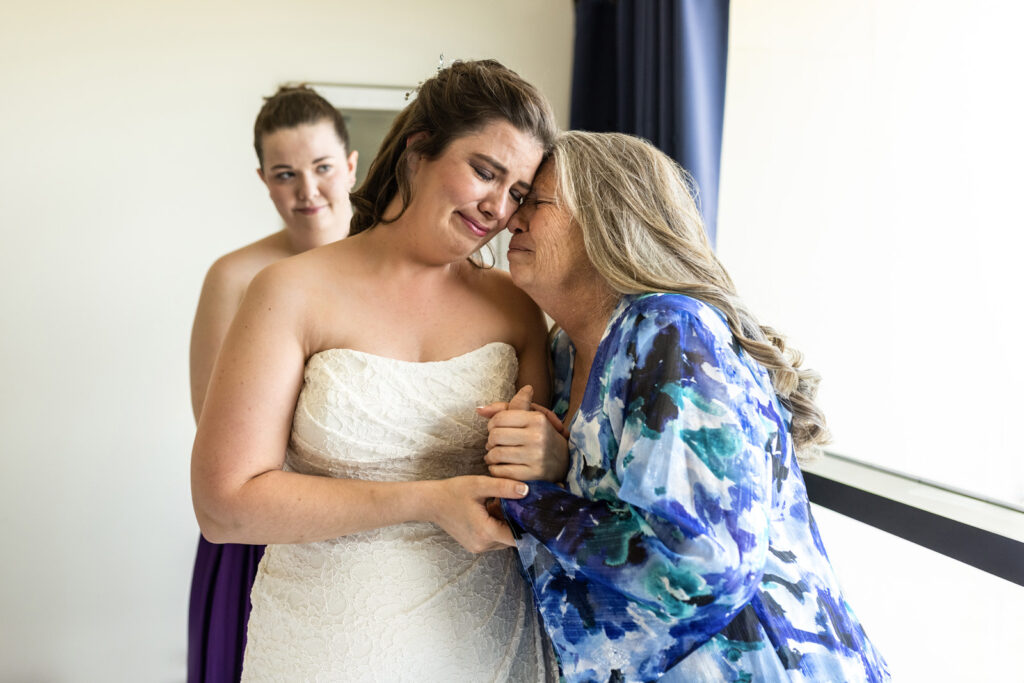 emotional-mother-daughter-wedding-photos