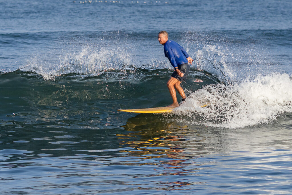 senior-surfing
