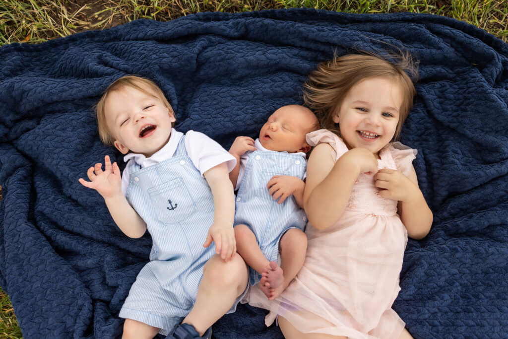 easy-newborn-sibling-pose