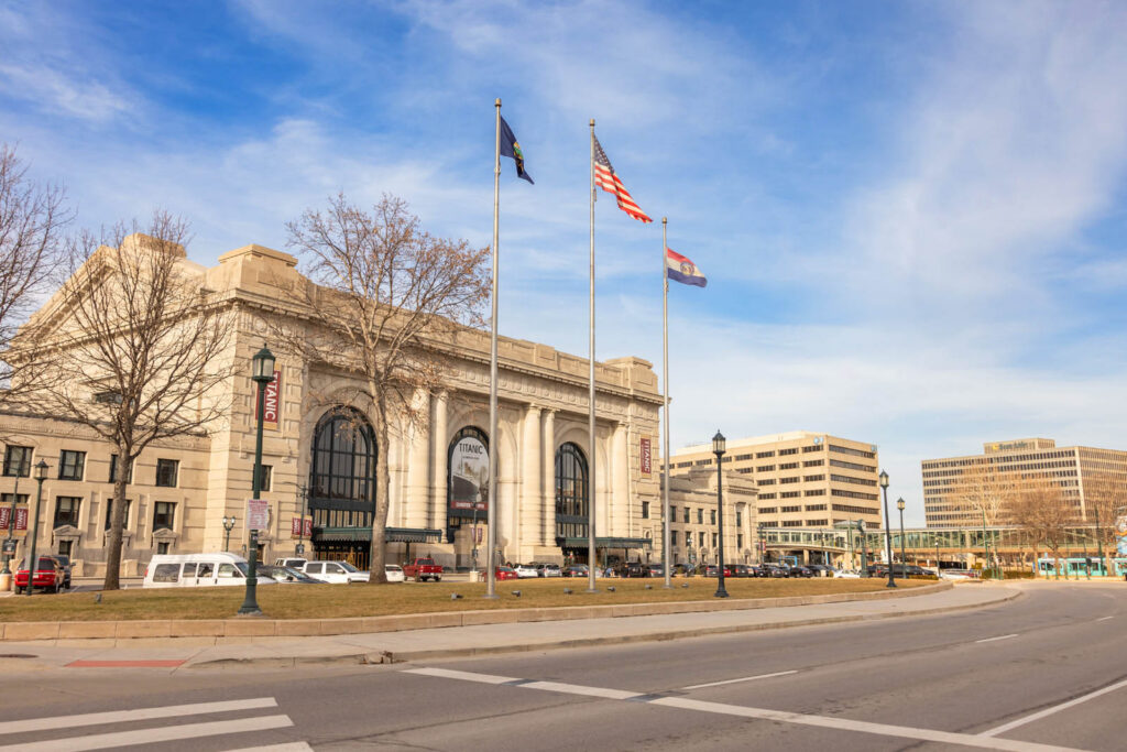 flags.jpg The exterior of Union Station showing the main entrance and flags.